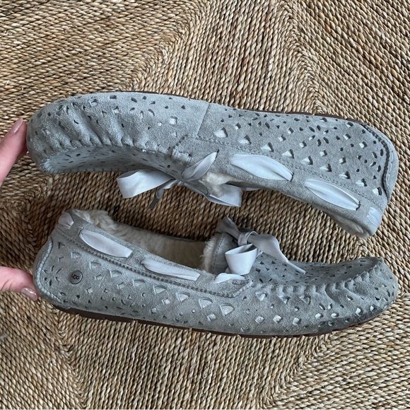 Ugg Australia Dakota Flora Perforated Gray Fur Lined Moccasin Slipper 1011228 10 - Picture 2 of 9